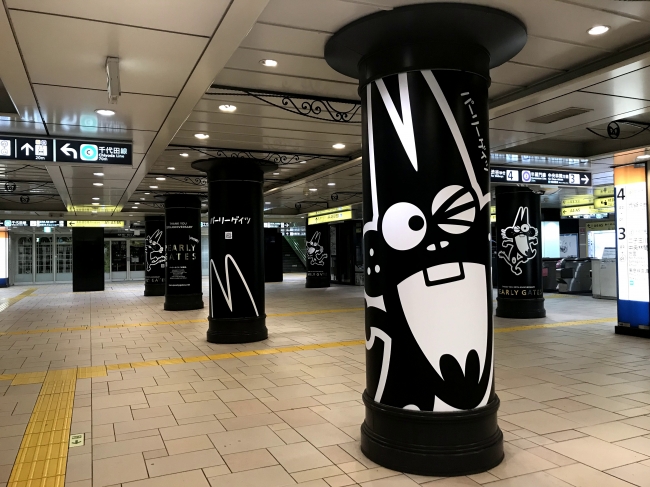 東京メトロ表参道駅構内にて、「ニャロメ x パーリーゲイツ 」の広告