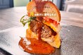 すすきが黄金色に輝く箱根に「ドロドロリッチな月見バーガー」が登場 スーパームーンの日から期間限定販売