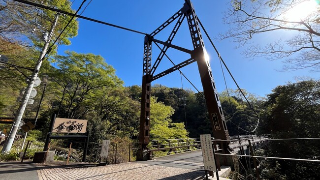 渓谷の吊り橋を渡り別世界へ。