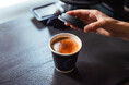 東京・水天宮のディカフェ専門コーヒースタンド『de.coffee roasters』から新メニュー「オーツカフェモカ」が新登場!