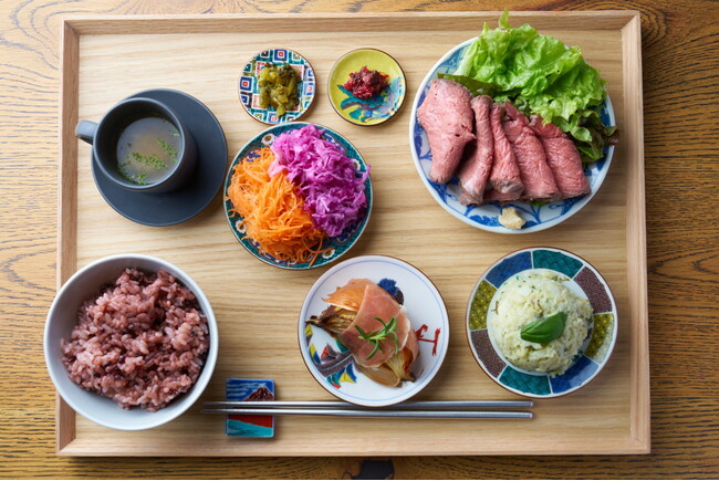 一汁六菜PLATE(メイン：豪州黒牛ローストビーフ)：1,580円(税込)