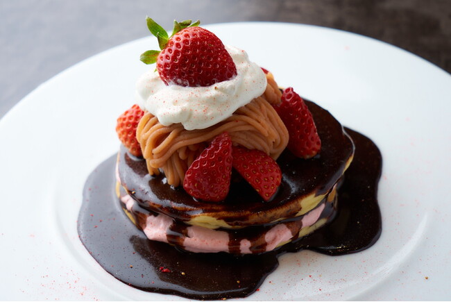 ■イチゴと濃厚チョコレートムースのスイートポテトパンケーキ：￥1,380(税込)