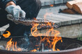 【和歌山・グランピング】カツオのタタキを自分で作る「カツオの藁焼き体験」メニューがスタート!「In the Outdoor白浜志原海岸」
