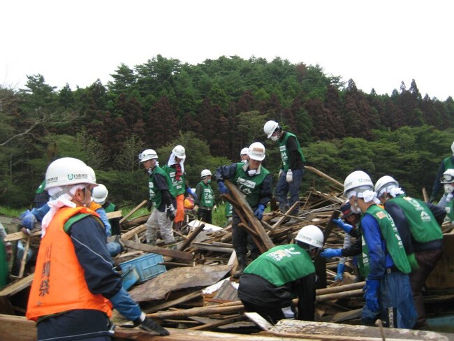 東日本大震災の被災地で活動するGakuvo学生ボランティア 東日本大震災の被災地で活動するGakuvo学生ボランティア