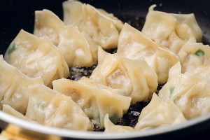 焼朔朔ひとくち餃子の調理風景