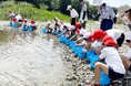 多田地区の小学生・幼稚園児がアユの稚魚を放流 / 兵庫県川西市