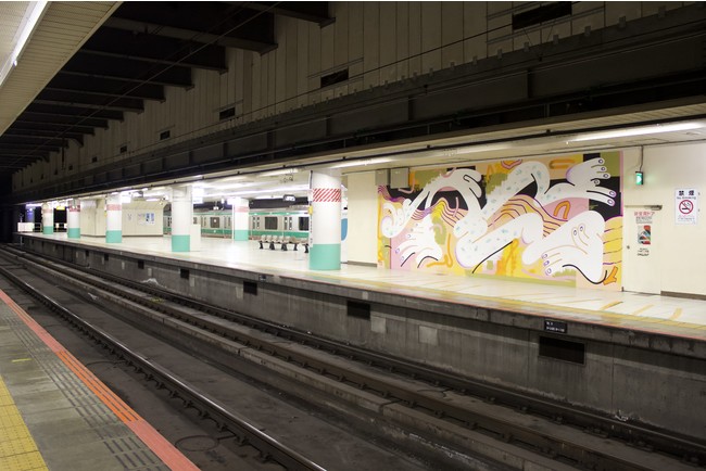 参考作品画像 「ミューラルワンライン」　　場所：JR大宮駅　埼京線ホーム21番線（東京方面）