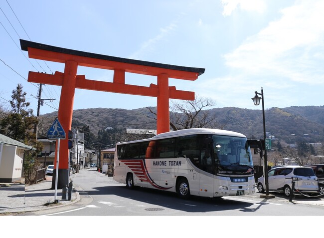 箱根神社付近を運行する芦ノ湖ライナー（イメージ）