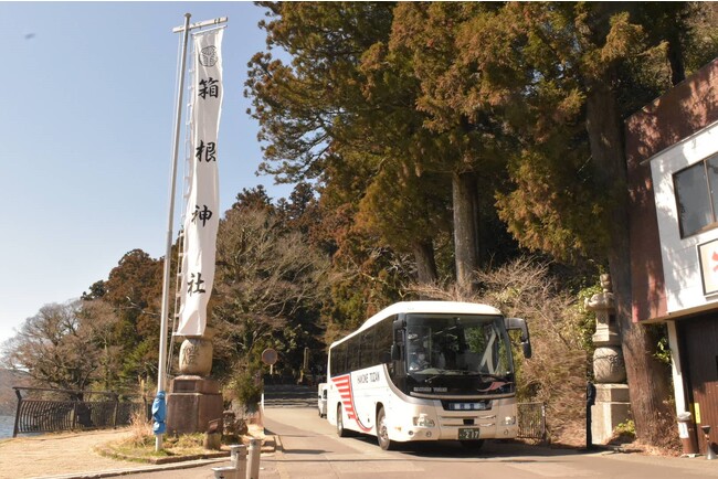 箱根神社付近を運行する芦ノ湖ライナー（イメージ）