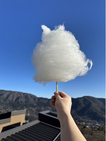 雲をイメージした綿あめ