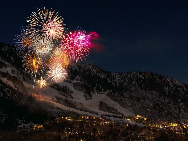 スキー場を彩る冬の打ち上げ花火（イメージ）