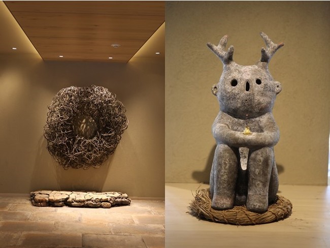 写真左：エントランスを入ると陶芸家・廣谷ゆかりの蔓を用いた円の立体作品と陶芸家・清水志郎の作品でお客様をお迎えします。写真右：立体造形作家である沓澤佐知子による moksa jin。