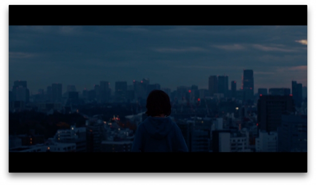 夜明け前の日本とそれを見つめるバレンチノ少年。