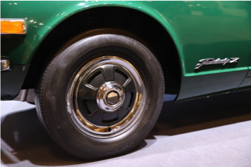 扁平率の高いタイヤと純正ホイールカバーが 50年前のZの雰囲気を醸し出す