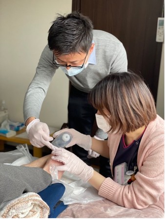 東京在住の中西貴大医師(左)と藤井病院の平岩千尋医師(右) 東京在住の中西貴大医師(左)と藤井病院の平岩千尋医師(右)