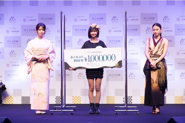 写真左より株式会社Melay代表 小早川莉世、グランプリ・菅原夕亜、山本舞香