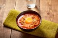 1食分の野菜を使用し、レンジで温めてごはんにかけるだけで特別な味わいと具材感が楽しめるスープのラインナップを刷新「スープでごちそうごはん 旨辛トマトチゲ」新発売