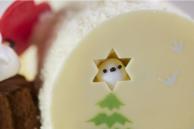 星型の窓から外をのぞくシマエナガ