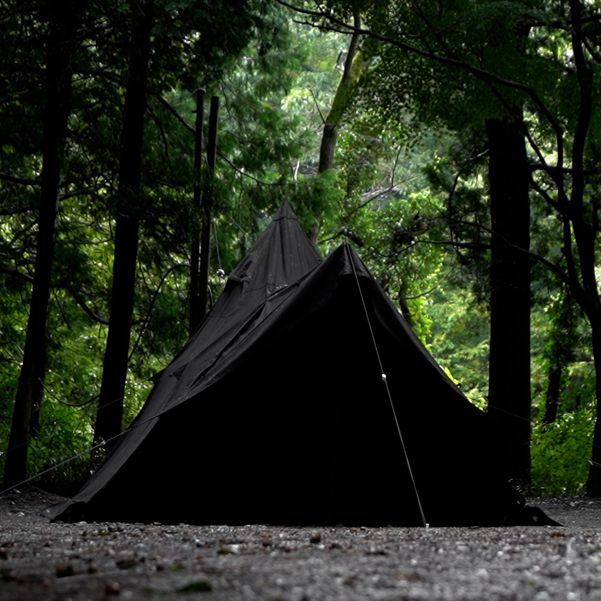 確かな存在感で渋いソロキャンプを。黒いワンポールTCテントが数量限定