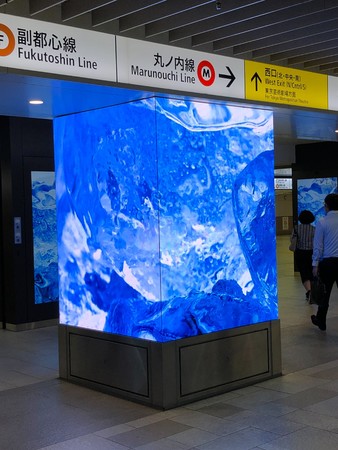 西武鉄道 池袋駅にある、画面に枠のないLED柱巻きビジョンでの様子 西武鉄道 池袋駅にある、画面に枠のないLED柱巻きビジョンでの様子