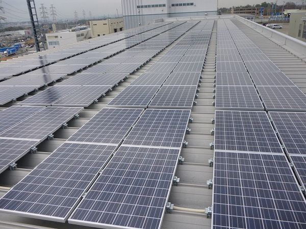 シンテックホズミ社屋の屋根に設置された京セラ製太陽電池モジュール230kW