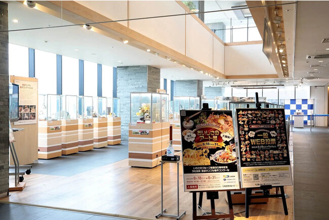 「おいしさのアート展2022 in 東京ソラマチ」会場風景〈8月〉／東京ソラマチの特設会場に約60点の作品が並びました。