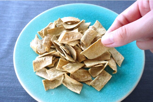 月桃大豆チップスは、ほのかにグリーンがかった仕上がりに。塩だけのシンプルな味付けで。 月桃大豆チップスは、ほのかにグリーンがかった仕上がりに。塩だけのシンプルな味付けで。