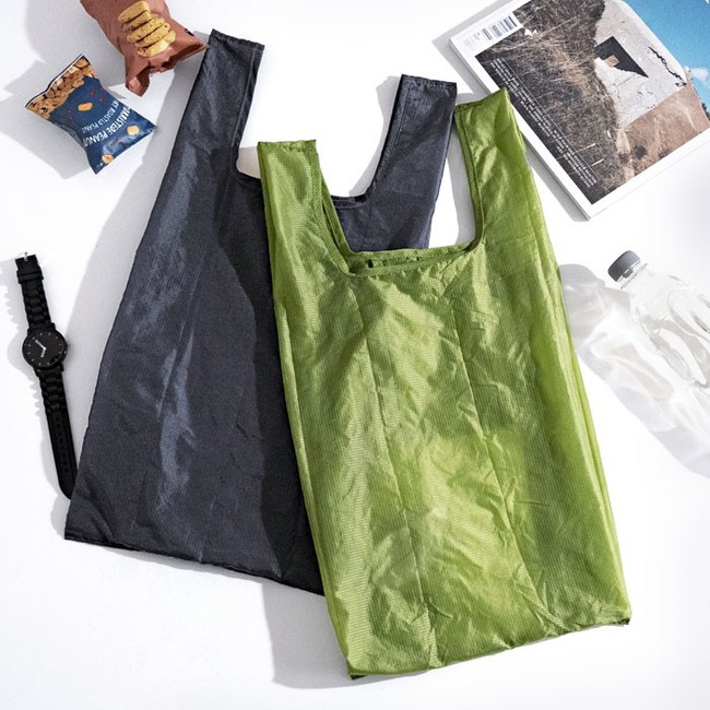 食品や日用品など、買い物が多種になるときに便利なコンビニ袋のLサイズ