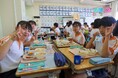 特別メニューで 子どもに笑顔の記念給食を