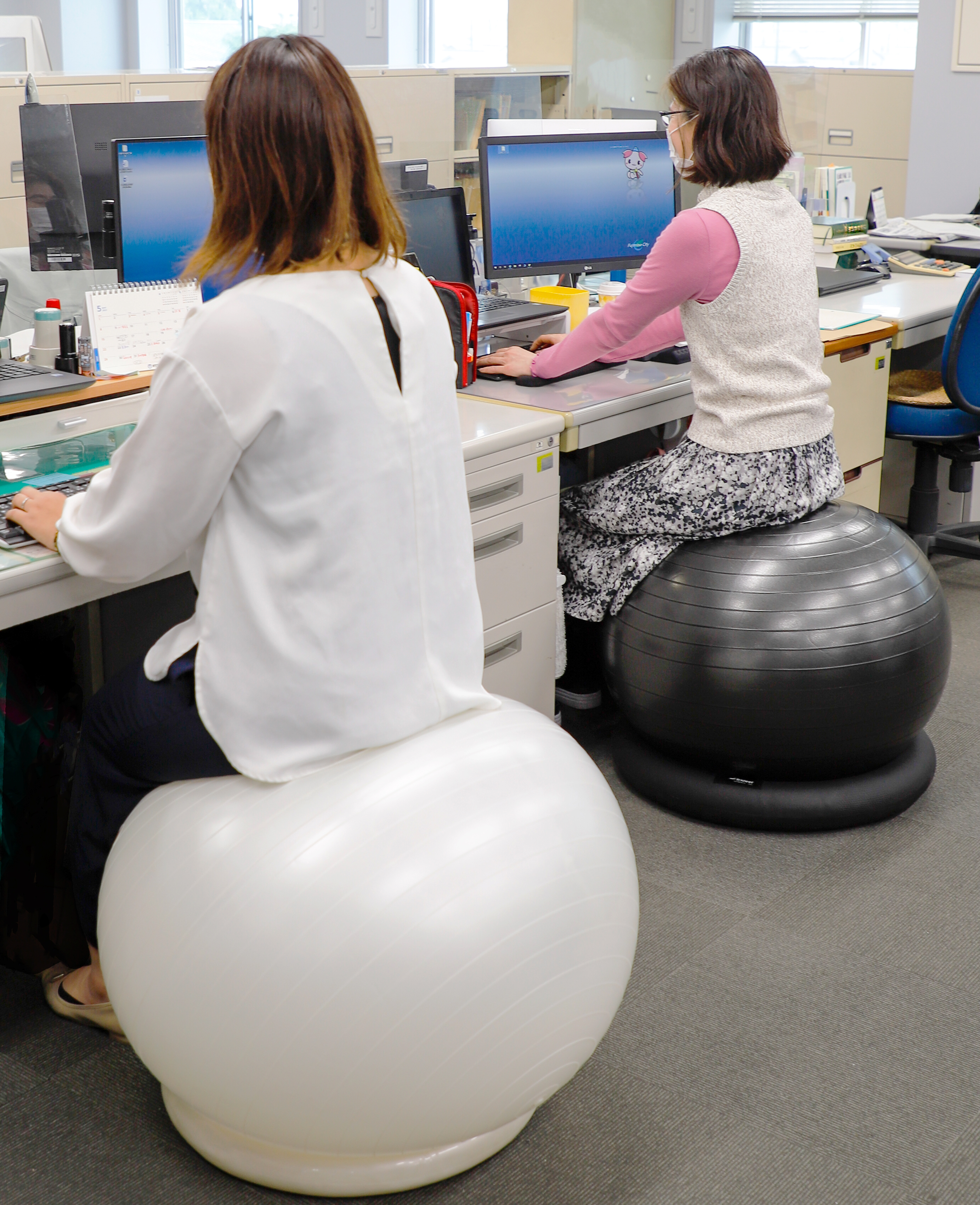 事務用椅子をバランスボールに置き替える取り組みの試験導入 埼玉県ふじみ野市のプレスリリース
