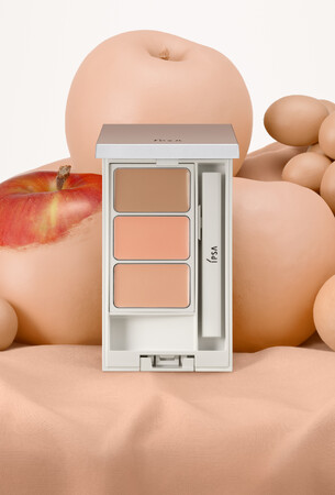 独自の色調設計により、どんな色ムラも素肌と同化させる新発想の赤み設計コンシーラー。環境に配慮したレフィル対応へと進化。