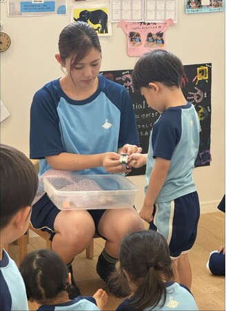 子どもの「見落とし」を減らしたい。熱中症予防・バス内置き去り防止を見据えた見守りリストバンド実証を開始