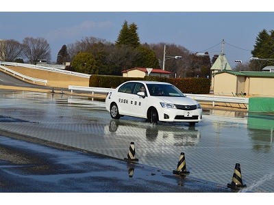 Jaf栃木 滑りやすい路面での急ブレーキ体験 など 交通事故回避運転の体験学習を開催いたします 企業リリース 日刊工業新聞 電子版