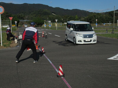 【JAF佐賀】県内最多の「追突事故」をどう防止する?公道ではできない体験から学ぶ運転実技講習会