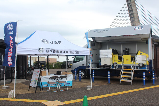 【JAF富山】ひみ番屋街創業14周年感謝祭「みんな集まれ～働くクルマが大集合！！」にJAF交通安全ブースを出展