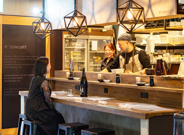 ホテルに泊まって味わう春吉の夜。クロスライフ×15店舗の“春吉横丁”体験