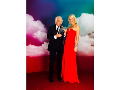 ザ・ファッション・アワード2023授賞式にて、ヴァレンティノ・ガラヴァーニ氏によるアイコニックな赤いドレスのファッションショーを開催