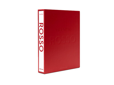 ヴァレンティノ、アイコンカラーのロッソ（赤）をテーマにアーカイブのドレスやアクセサリーを紹介する書籍 'ヴァレンティノ ロッソ' を発売