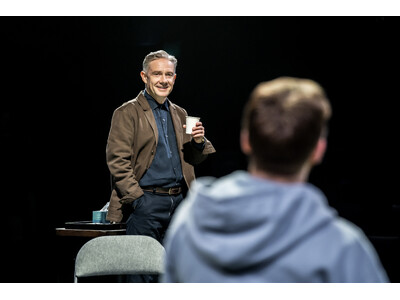 3/20（金・祝）に劇場公開になるナショナル・シアター・ライブ『フィフス・ステップ』ジャック・ロウデンxマーティン・フリーマンの特別映像（日本語字幕付）が完成し、解禁になりました。