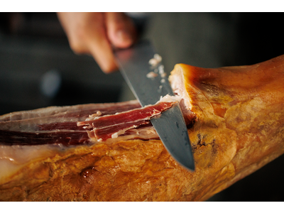 シェフ厳選のスペイン産原木生ハム2種食べ比べが味わえる新プラン 4月1日より販売開始