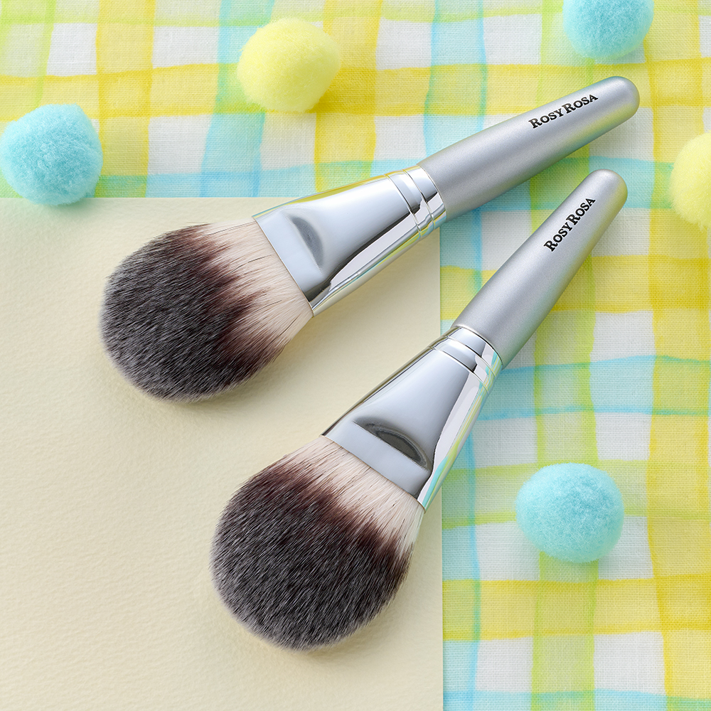 【ロージーローザ】全パウダー対応メイクブラシ、骨格に沿うファン（うちわ）型形状の「パウダーファンブラシ」本日12月13日新発売！