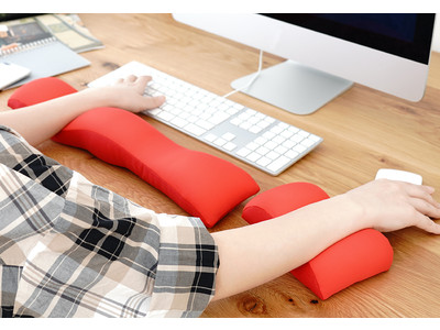 「おうちオフィス」も「会社オフィス」もムニュムニュ感触で快適に！キーボードやマウスなどのPC操作をサポートする「王様のアームレスト枕」、4月22日新発売。