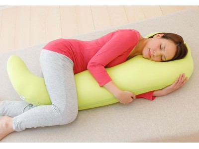 「横向き寝」でいびき軽減！横向き寝を維持しながら眠ることができる、枕と抱き枕が一体型になった「MOGU 気持ちいい抱きまくら プラスピロー」、１月１７日(水)発売。