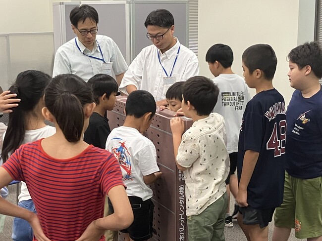 JPRこども参観日開催レポート~13名の小学生がパパ・ママの仕事とパレットにふれあう一日~