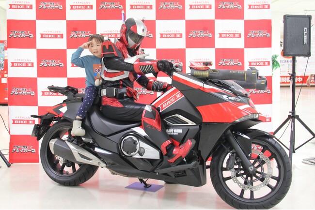 バイク王、開運戦士ブレイバーンに“戦術車両”として特別仕様のホンダNM…