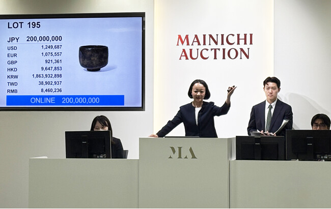 【落札結果】名碗再び公の場へ ― 初代 楽 長次郎の黒茶碗が2億3000万円で落札