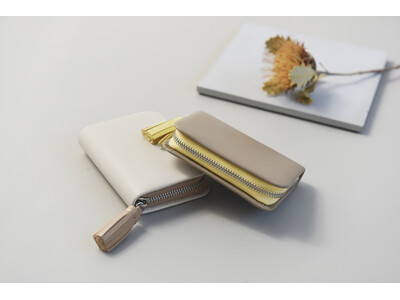 キャッシュレス時代のミニウォレット、再入荷のたびに完売を繰り返す「180度ガバッと開くハーフウォレット」にバイカラーモデルがNEW登場！