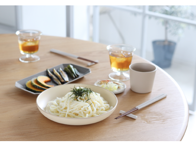 夏の食卓を彩る、ニュアンスカラーのそば皿＆そば猪口が新発売！電子レンジOK、割れない素材で大活躍