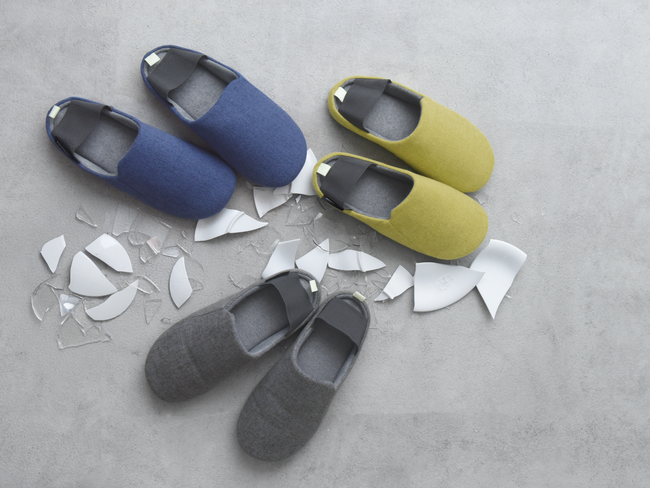 ガラスを踏んでも安心！もしもの地震に備えたい「防災スリッパ」が、災害時も見つけやすい鮮やかカラーにリニューアル