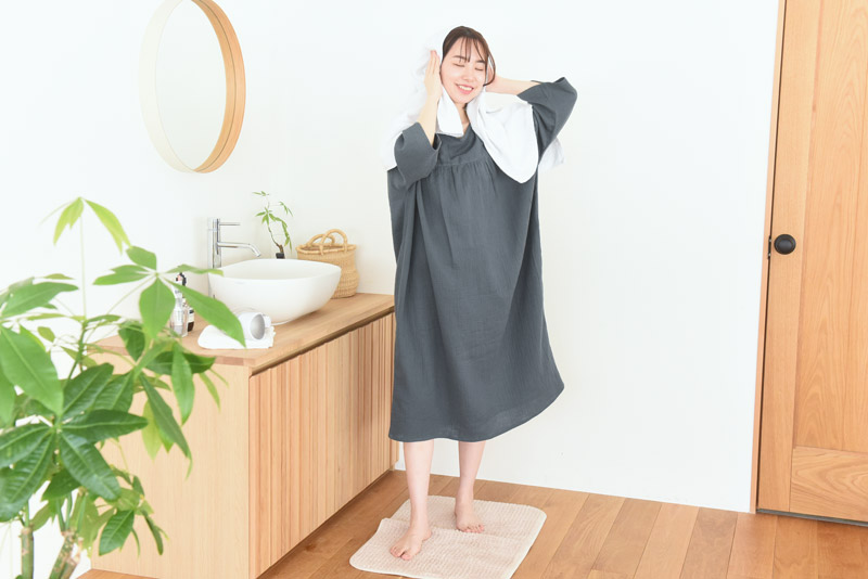 忙しい湯上りの湯冷め防止にも。「湯上りガーゼワンピース」からロングシーズン着られる長袖バージョン登場！